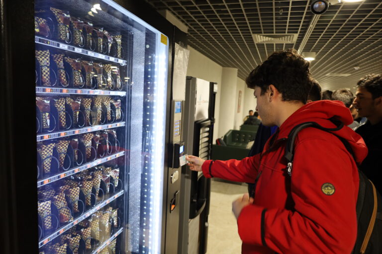 İMÜ Merkez Kütüphane Binasında Öğrencilerine Gıda Desteği Sunmaya Başladı
